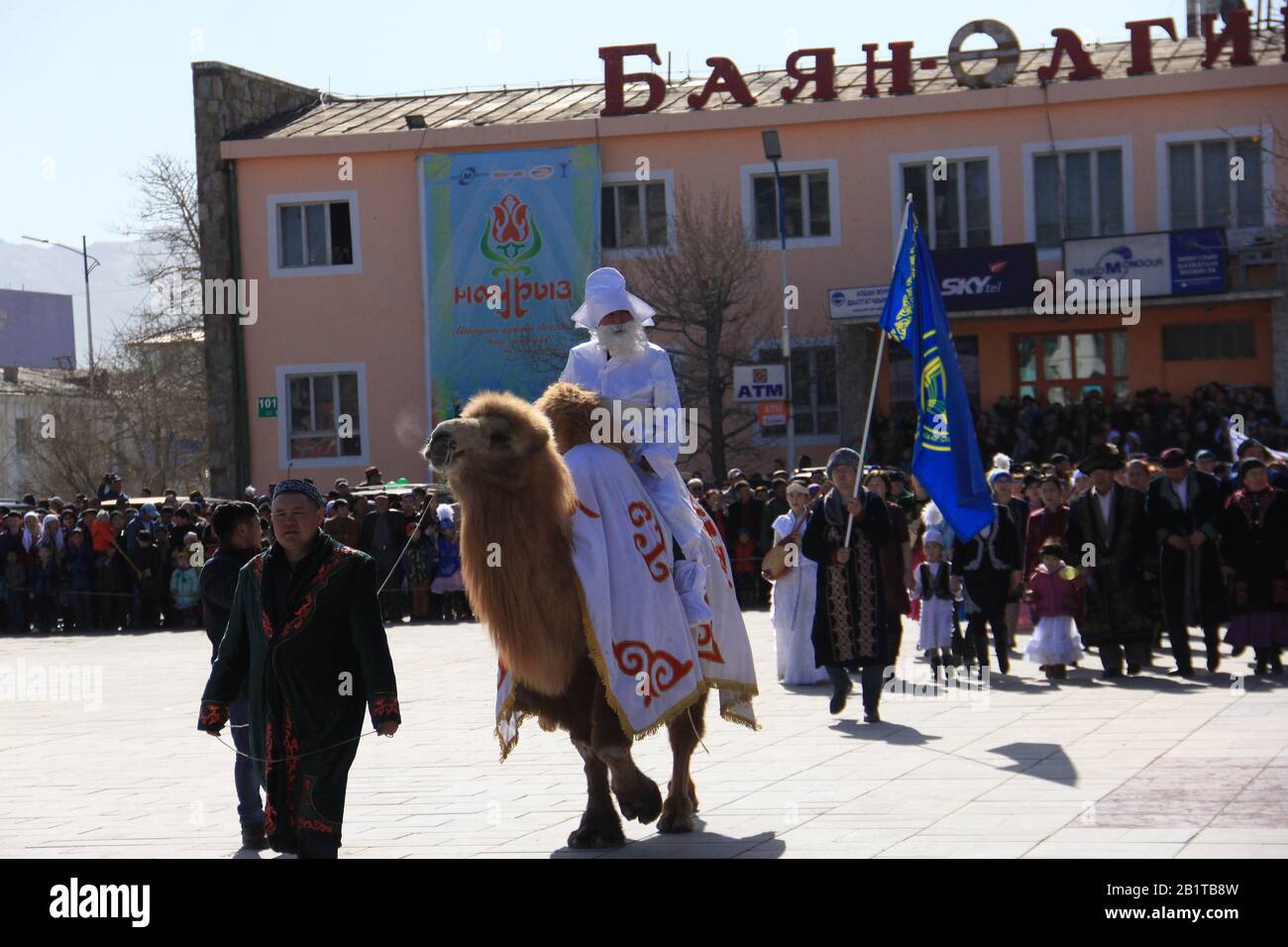 Festa di Nauryz nella provincia di Bayan Ulgii in Mongolia occidentale. Festival tradizionale kazako nomadi Foto Stock