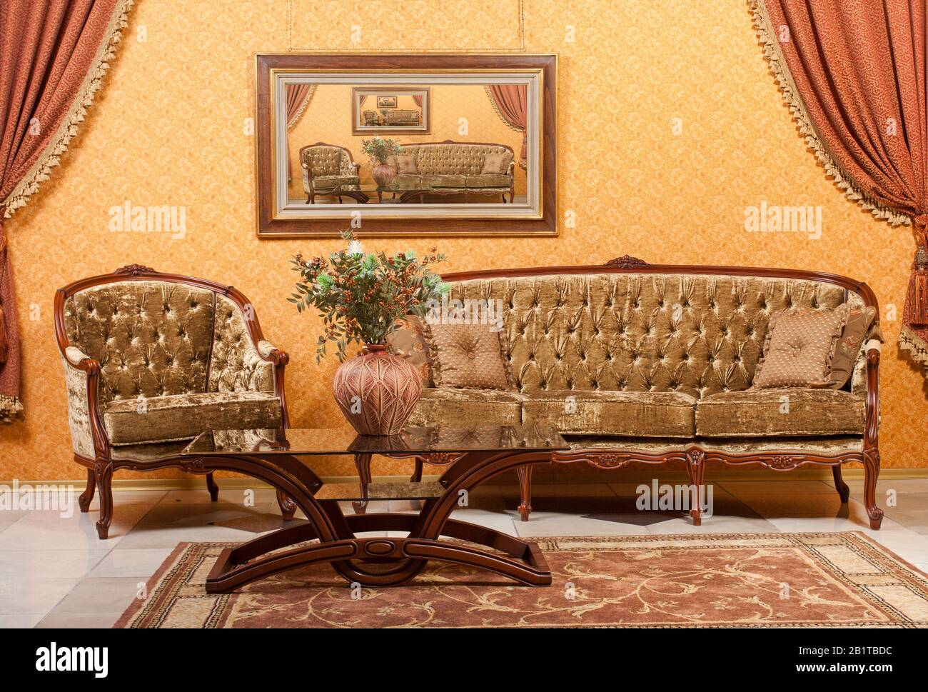 Interno vuoto soggiorno sfondo in colori caldi decorate con classico arredamento lussuoso divano e poltrona Foto Stock