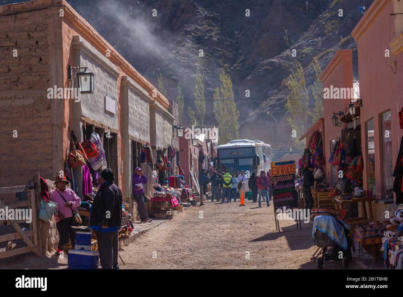 Weekend-mercato a Purmamarca, Quebrada de Humahuaca, Patrimonio dell'Umanità dell'UNESCO, Provincia Jujuy, Nord-Argentina, America Latina Foto Stock