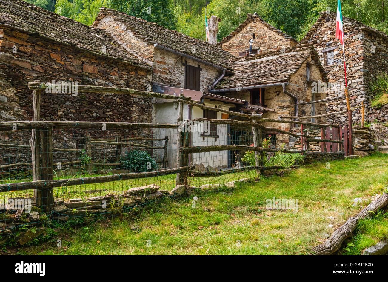 Vista ravvicinata del piccolo borgo montano di San Bernardino Verbano, Alpe Ompio, verbania, Italia Foto Stock