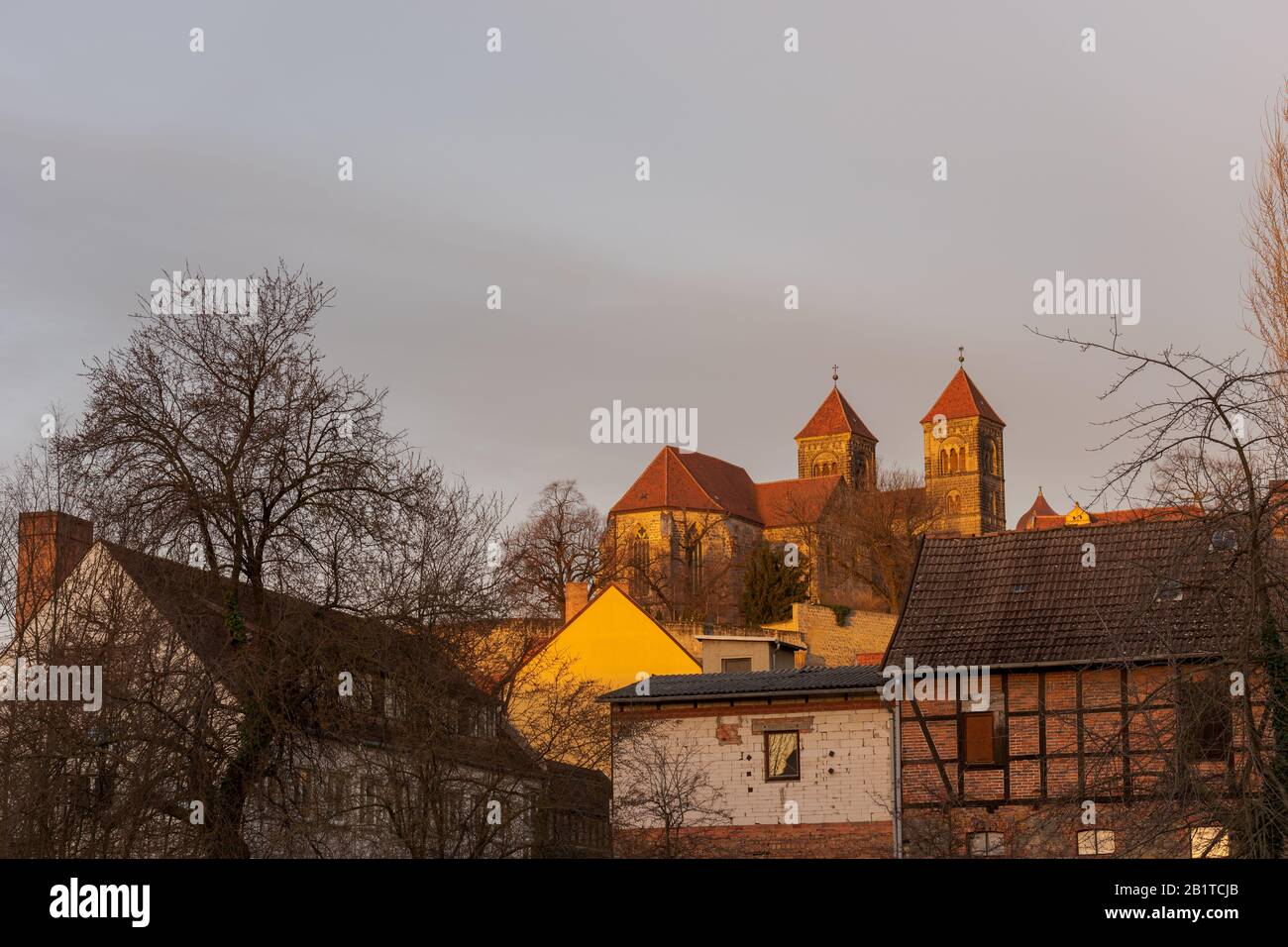 La chiesa di San Servatii sulla montagna del castello a Quedlinburg, Germania, in luce del sole del mattino dorato Foto Stock