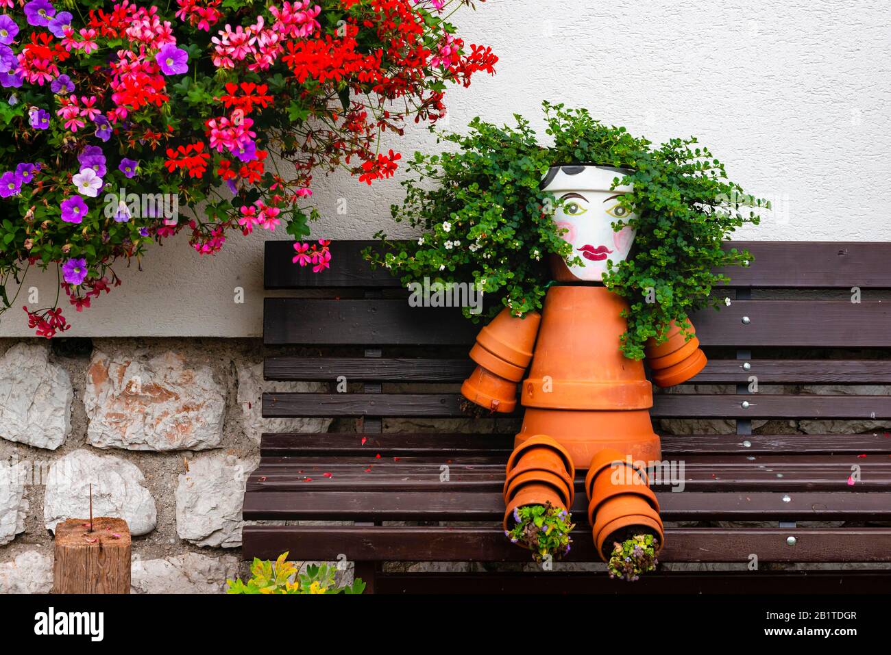 Panchina e fiori, maschi da vasi di fiori, Hallstatt, Salzkammergut, Austria superiore, Austria Foto Stock