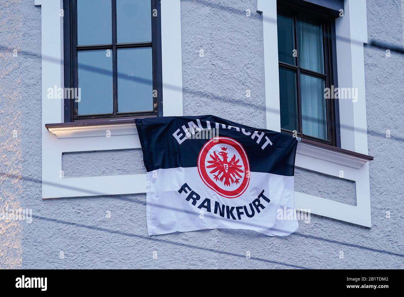 Salisburgo, Austria. 27th Feb, 2020. Calcio: Europa League, turni di knockout, round intermedio, secondi gambe, FC Red Bull Salzburg - Eintracht Francoforte. Una bandiera con l'iscrizione 'Eintracht Frankfurt' pende su un hotel nel centro della città. A causa di un uragano avvertimento il gioco Europa League di Eintracht Francoforte presso RB Salisburgo è stato annullato. Credito: Uwe Anspach/Dpa/Alamy Live News Foto Stock
