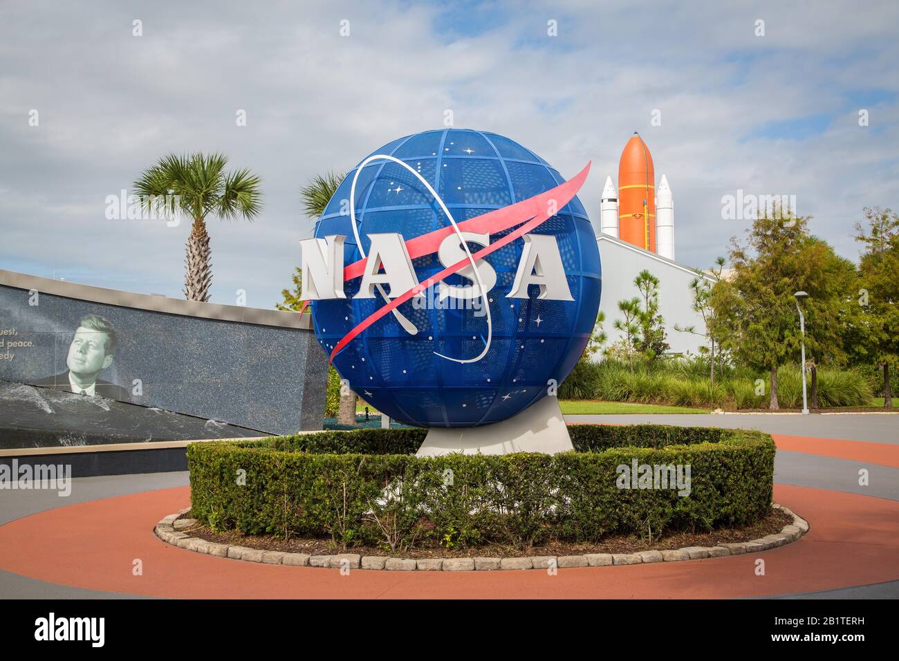 Logo della NASA di fronte al Kennedy Space Center, lo spaceport, razzo sul retro, Cape Canaveral, Merritt Island, Florida Foto Stock