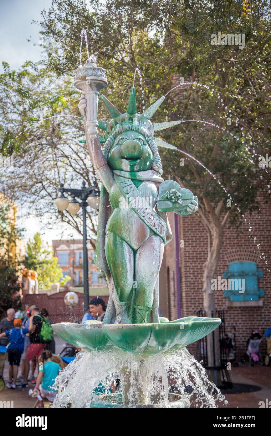 Fontana con Miss Piggy come Statua della libertà presso gli Hollywood Studios di Disney, Walt Disney World, Orlando, Florida, USA Foto Stock