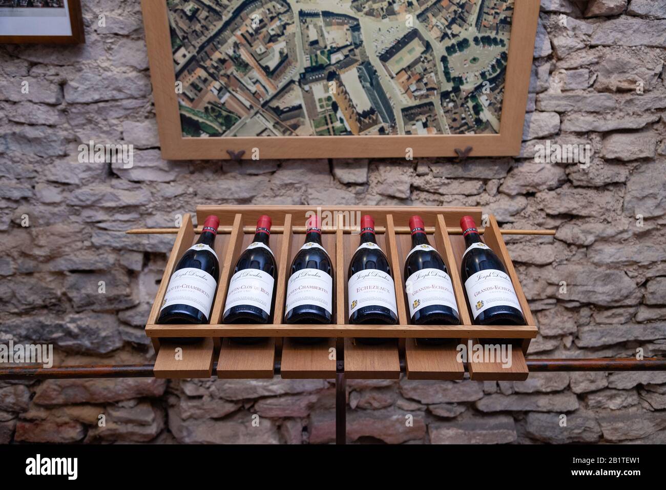 Francia Borgogna 2019-06-19 store in cantina Joseph Drouhin. Rack in legno con il famoso Pinot Noir vino rosso. Concetto francese di produzione di vino, cantina, pergamo Foto Stock