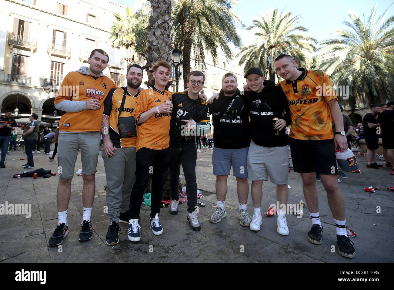 I fan di Wolverhampton Wanderers arrivano davanti alla partita Europa League allo stadio RCDE di Barcellona. Foto Stock