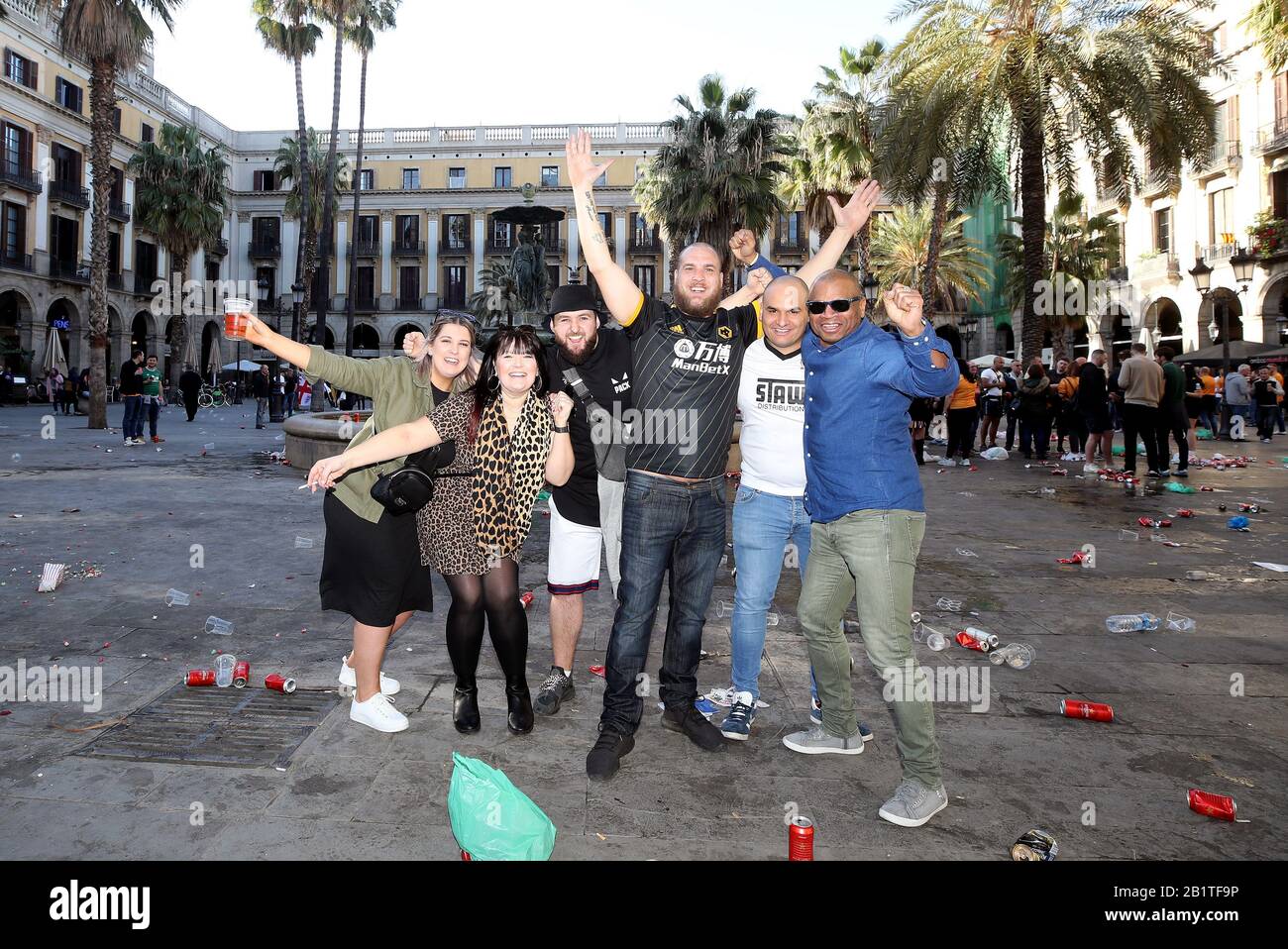I fan di Wolverhampton Wanderers arrivano davanti alla partita Europa League allo stadio RCDE di Barcellona. Foto Stock