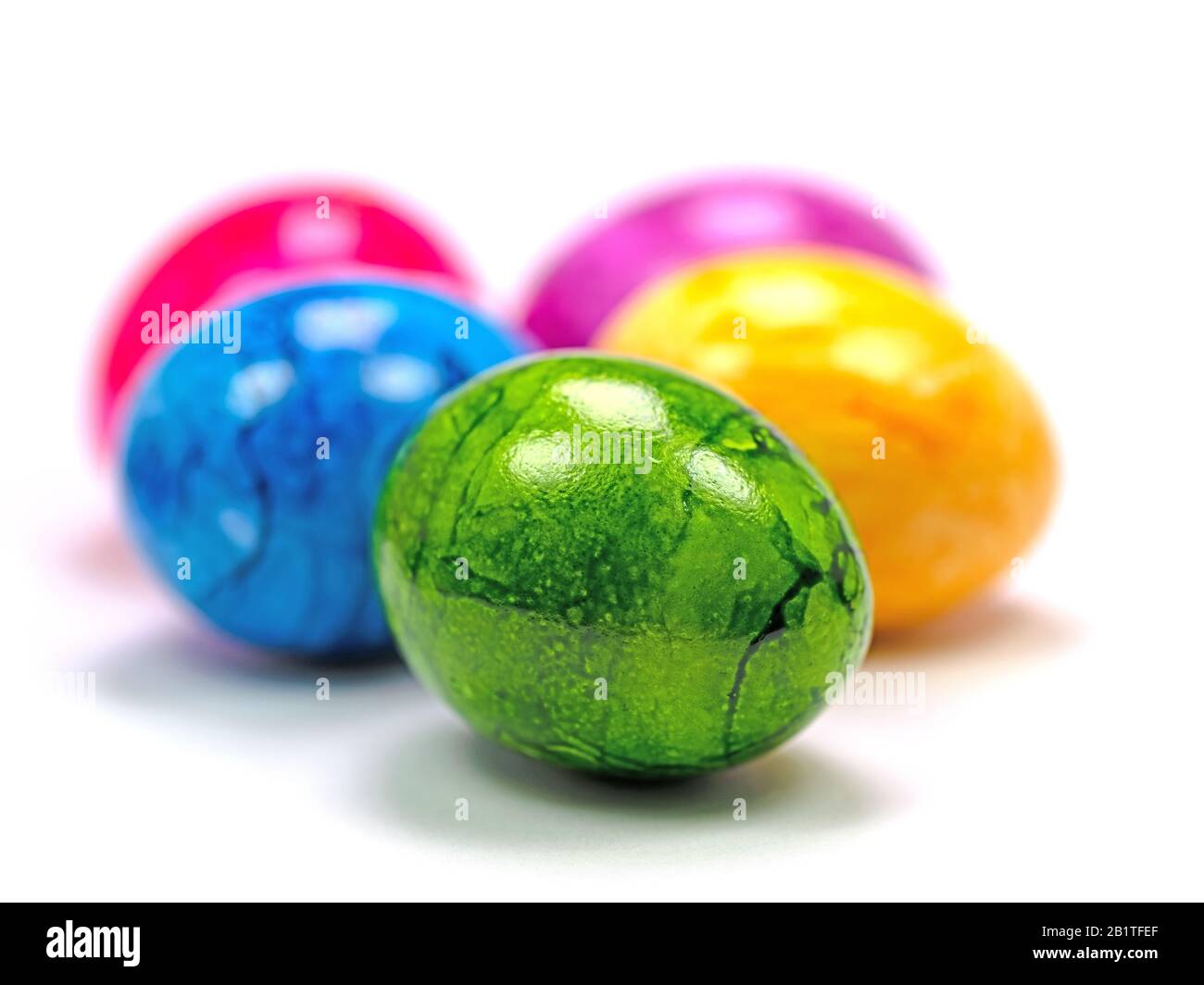 Colorate uova di pasqua su sfondo bianco Foto Stock