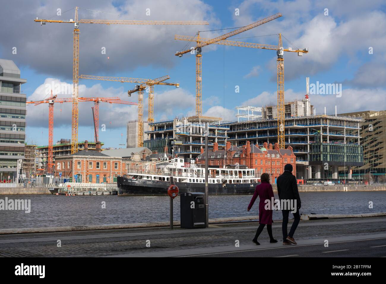 I lavori di sviluppo nei docklands sono presso il fiume Liffey nella città di Dublino, Irlanda. Foto Stock