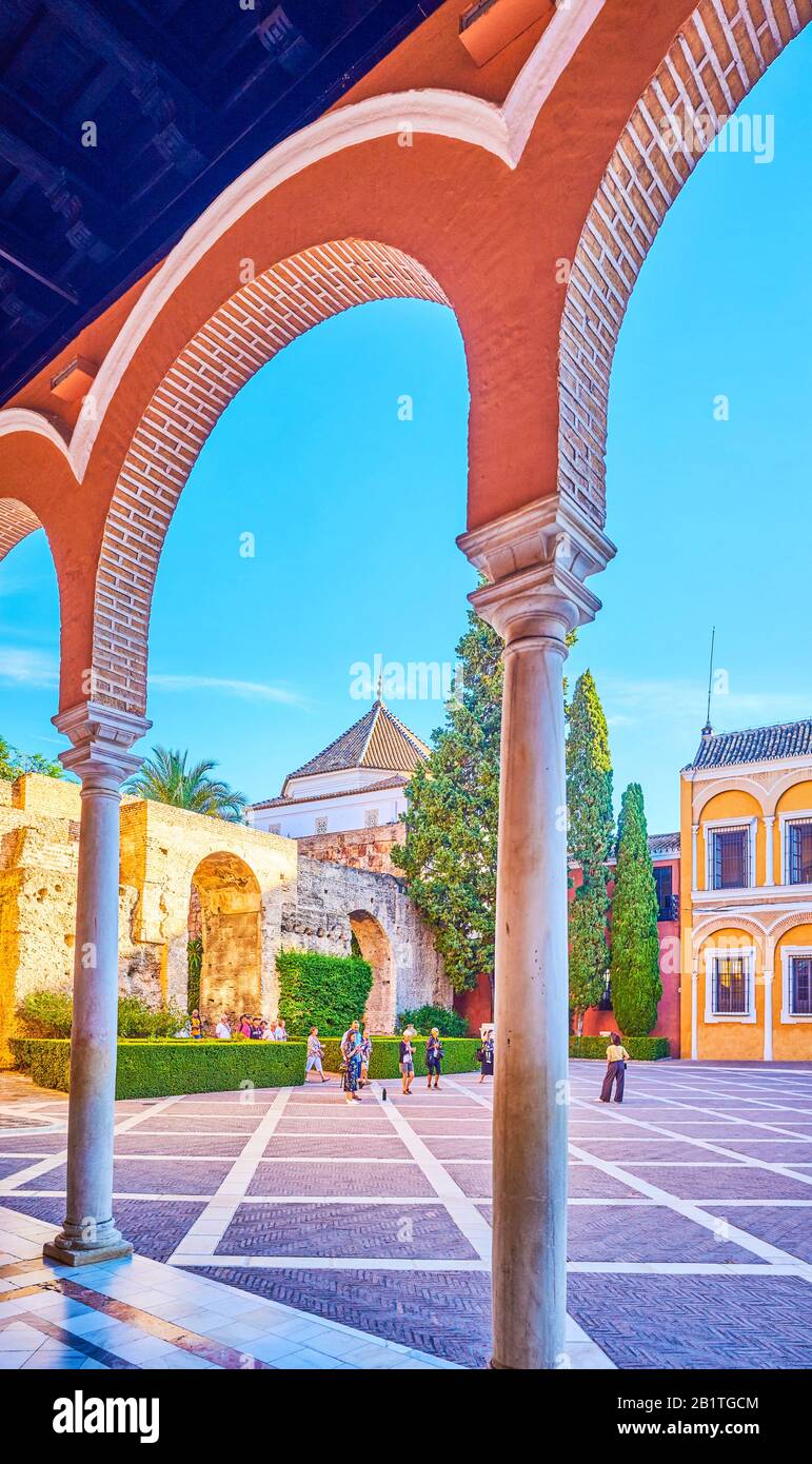 Siviglia, SPAGNA - 1 OTTOBRE 2019: La vista panoramica sul patio de la Monteria del complesso del Palazzo reale Alcazar i portici del Palazzo del Re Pedro, il mese di ottobre Foto Stock