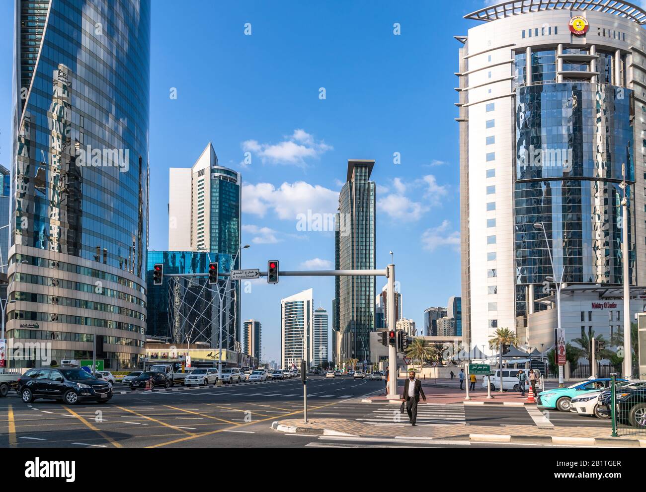 Doha, Qatar - Nov 21. 2019. Omar al Mukhtar Street - strada centrale a West Bay Foto Stock