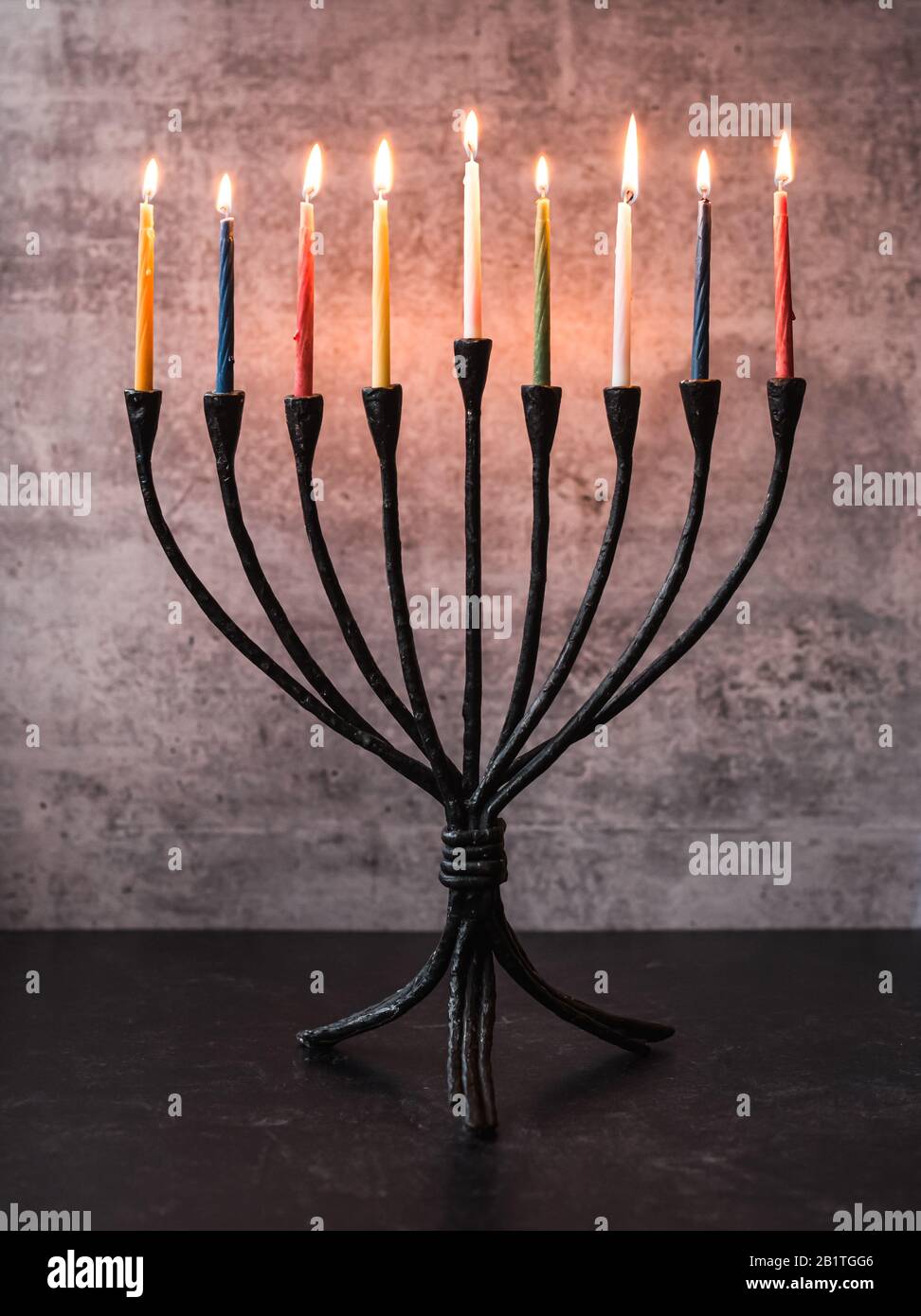 Primo piano di candele accese su un menorah per le celebrazioni Hanukkah. Foto Stock