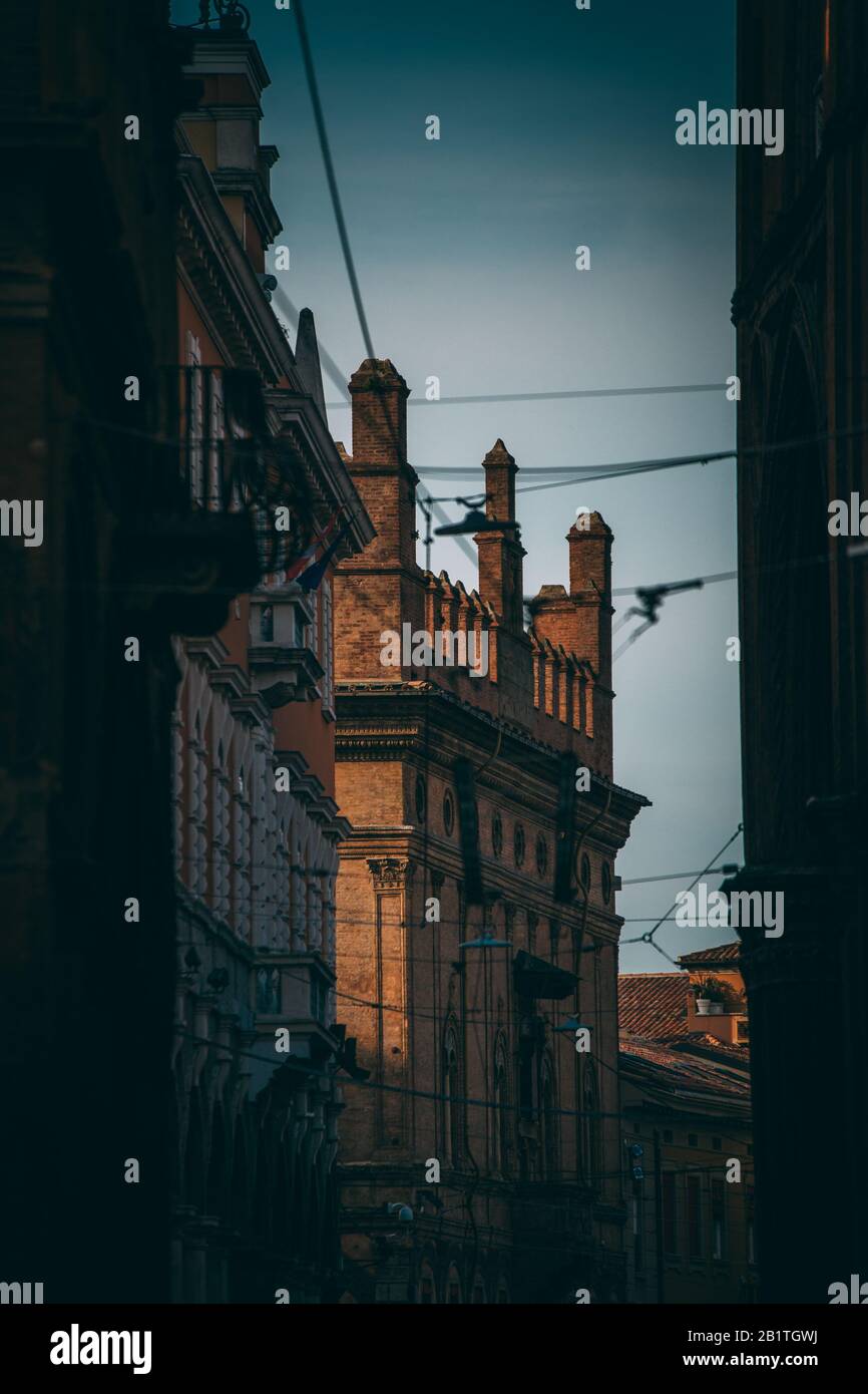 Edificio in strada italiana all'ora del tramonto Foto Stock