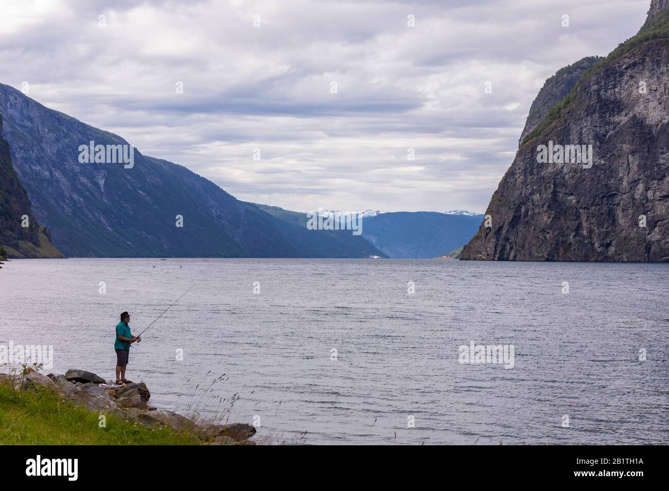 UNDREDAL, NORVEGIA - pescatore sul fiordo di Aurlandsfjoden. Foto Stock