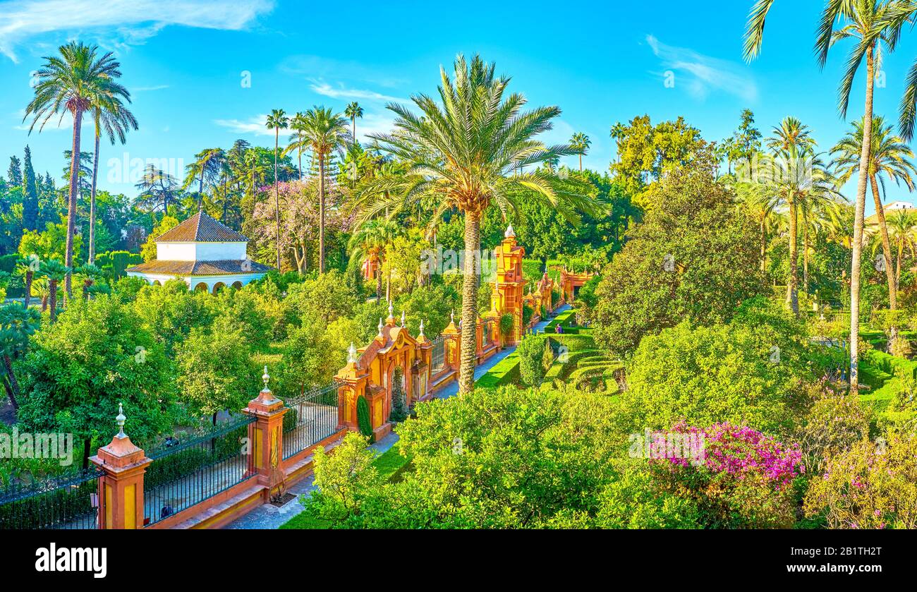 Siviglia, SPAGNA - 1 OTTOBRE 2019: La lussureggiante vegetazione dei Giardini dell'Alcazar è il simbolo del complesso del Palazzo reale, il 1° ottobre a Siviglia Foto Stock