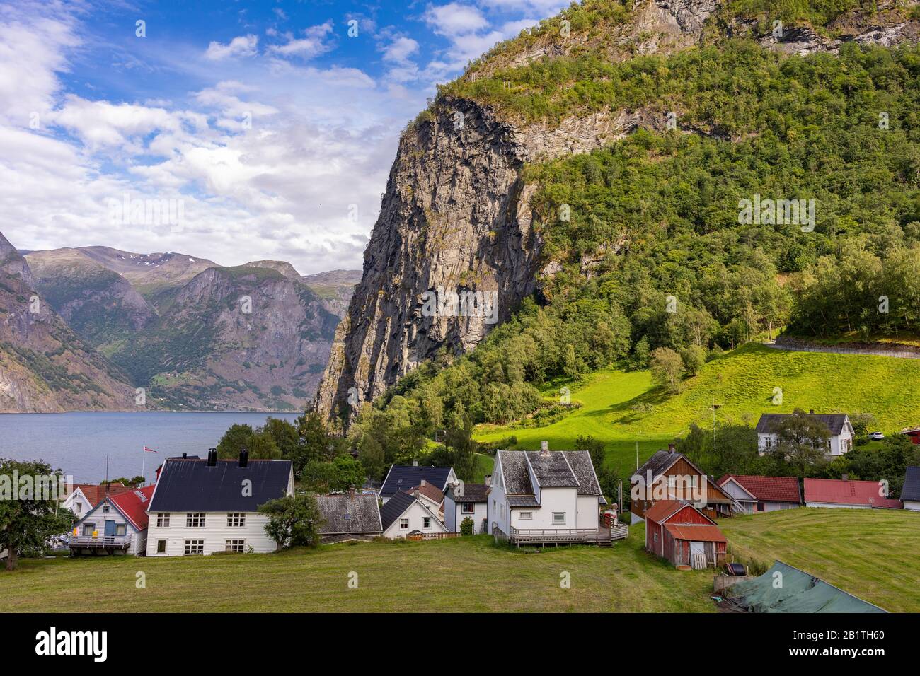 UNDREDAL, NORVEGIA - Vista del villaggio e del fiordo di Aurlandsfjorden. Foto Stock