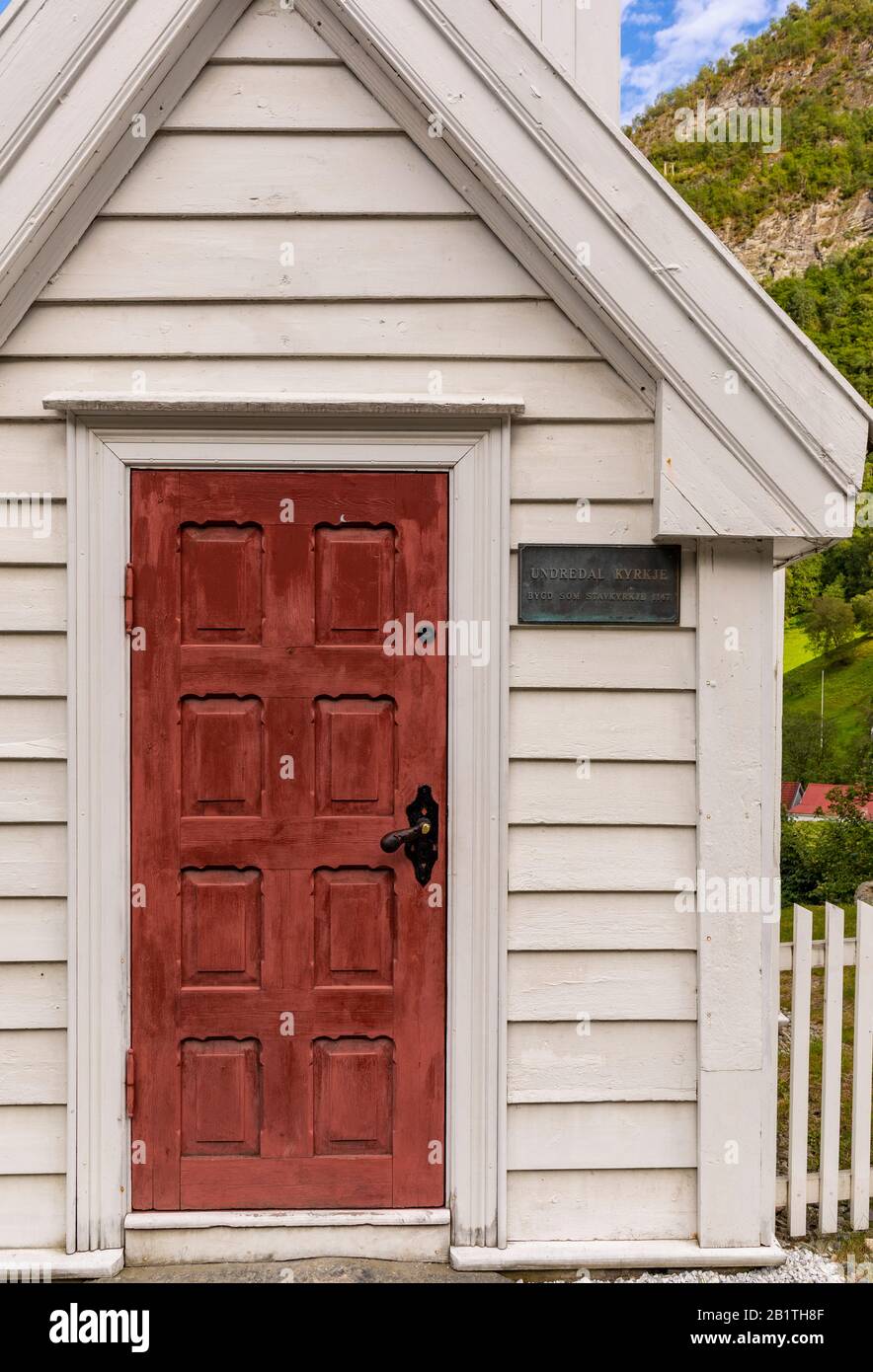 UNDREDAL, VESTLAND COUNTY, NORVEGIA - porta principale della Undreddal Stave Church, costruita nel 1147. Foto Stock