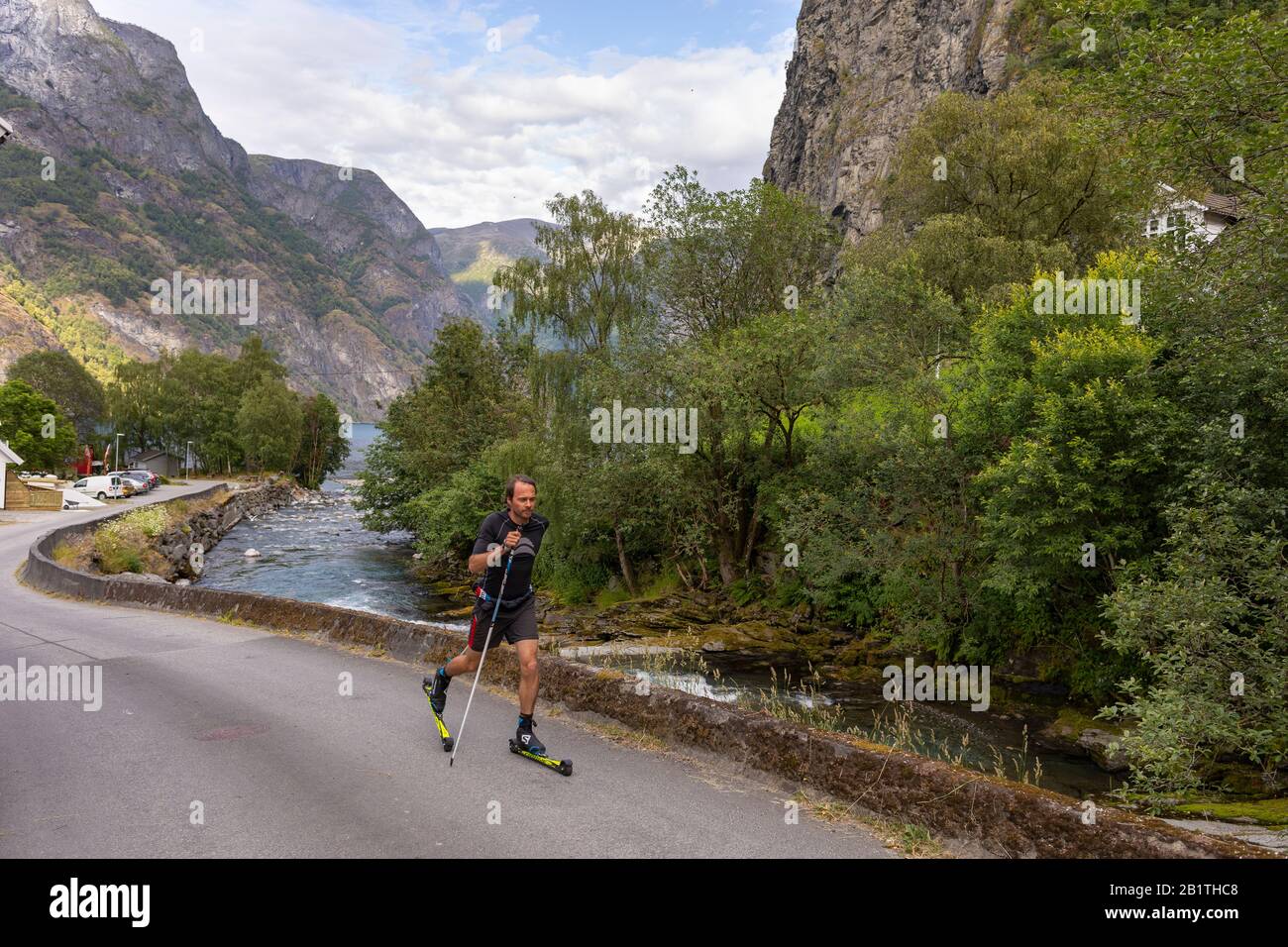 UNDREDAL, NORVEGIA - formazione uomo per lo sci di fondo su strada. Foto Stock
