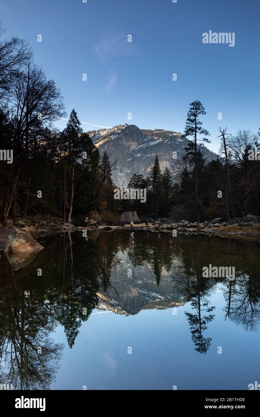 Ammira il lago Mirror, vista classica dal parco nazionale Yosemite in California, Stati Uniti. Foto Stock