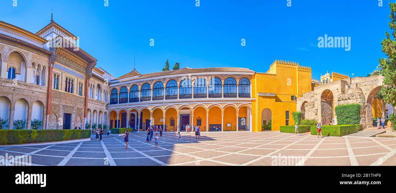 Siviglia, SPAGNA - 1 OTTOBRE 2019: Vista panoramica sul patio de la Monteria con il suo punto di riferimento amin, il Palazzo Pedro i, il 1 ottobre a Siviglia Foto Stock