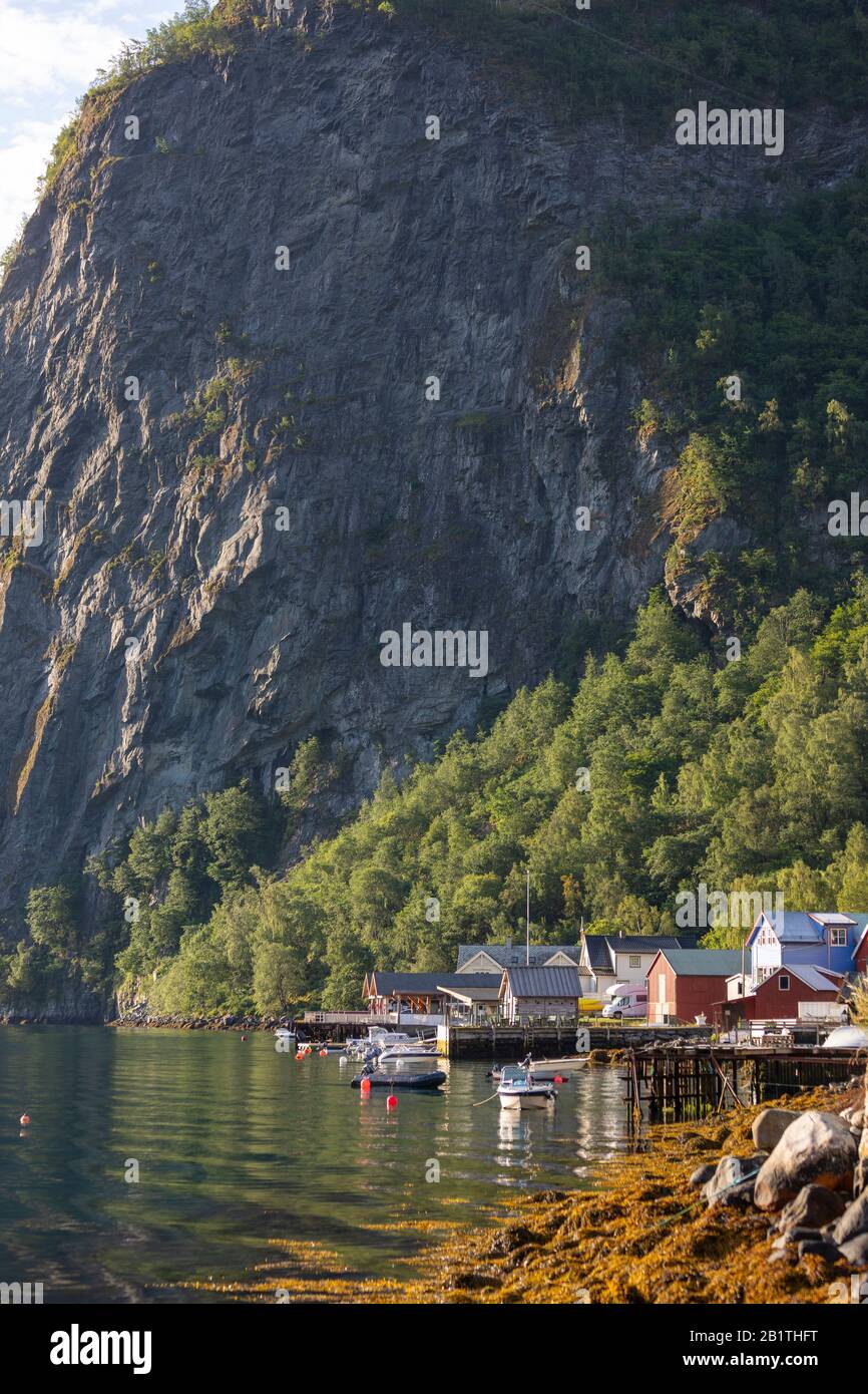 UNDREDAL, NORVEGIA - piccolo villaggio storico di Undredal, sul fiordo Aurlandsfjoden. Foto Stock