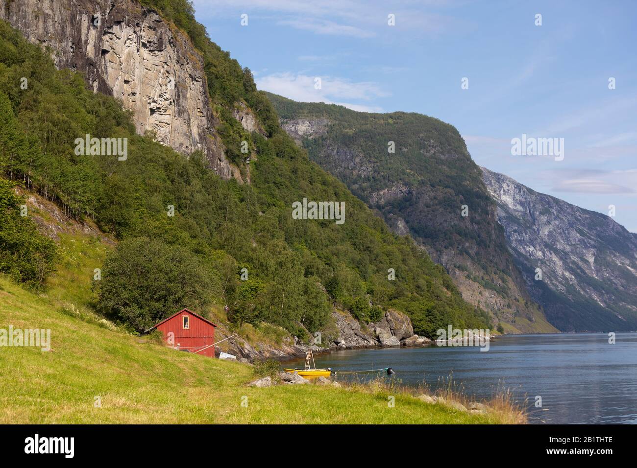 UNDREDAL, NORVEGIA - Shore di Aurlandsfjorden, un fiordo nella contea di Vestland. Foto Stock