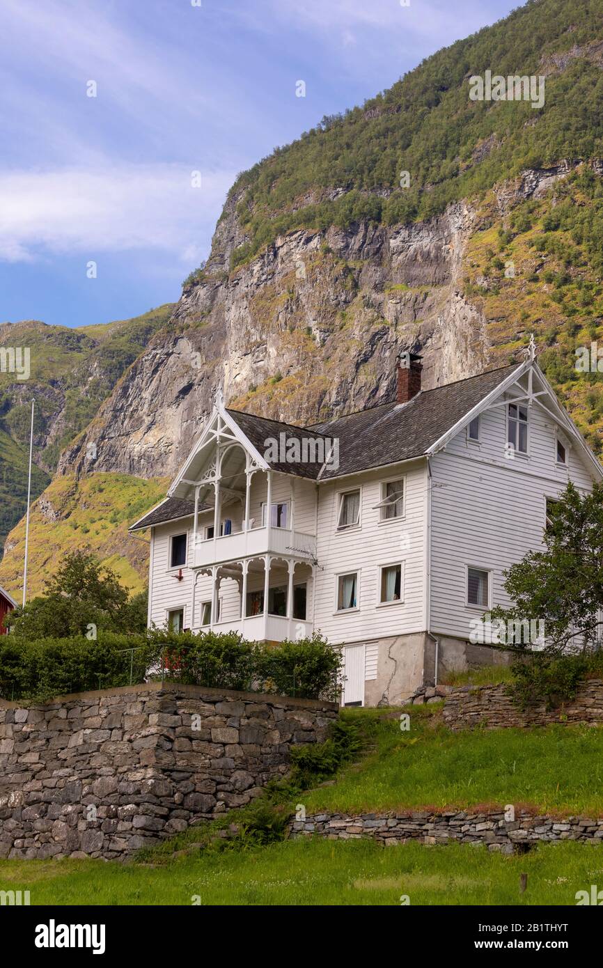 UNDREDAL, NORVEGIA - edificio in villaggio, su Aurlandsfjorden, un fiordo nella contea di Vestland. Foto Stock