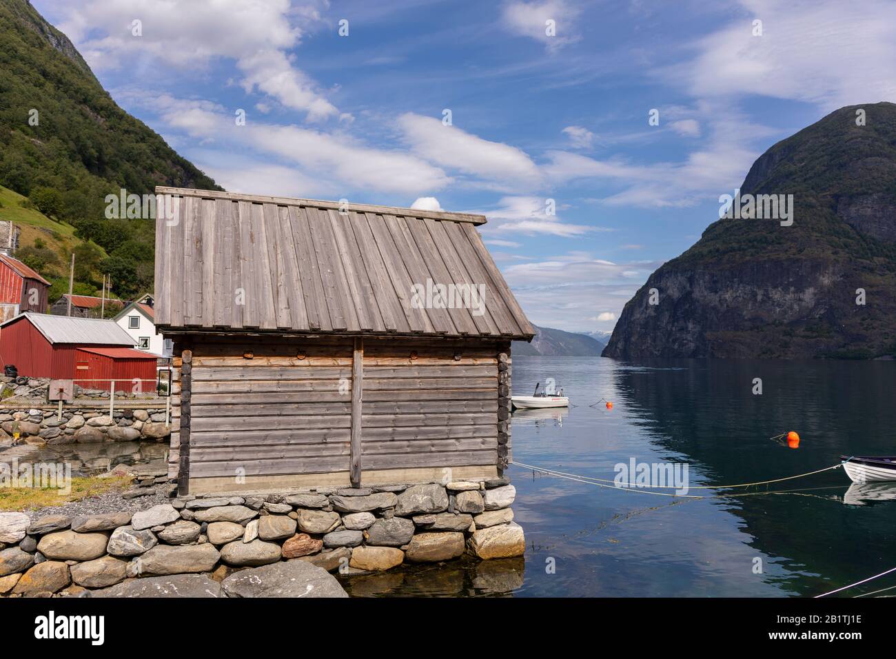 UNDREDAL, NORVEGIA - edificio in legno nel porto, su Aurlandsfjorden, un fiordo nella contea di Vestland. Foto Stock