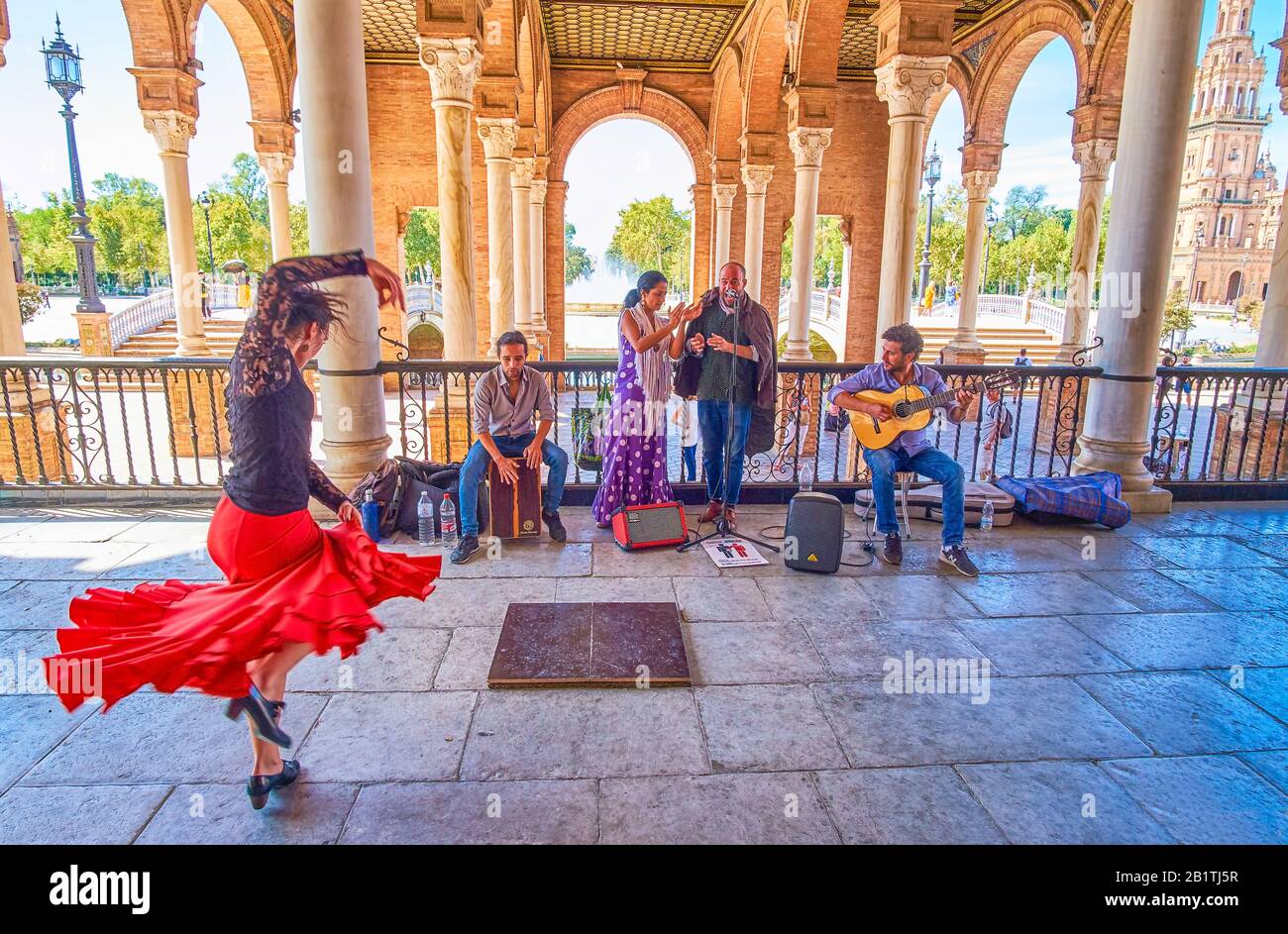 Siviglia, SPAGNA - 1 OTTOBRE 2019: Ballerini professionisti di flamenco su Plaza de Espana intrattengono e invitano i turisti allo spettacolo di flamenco, il 1° ottobre Foto Stock