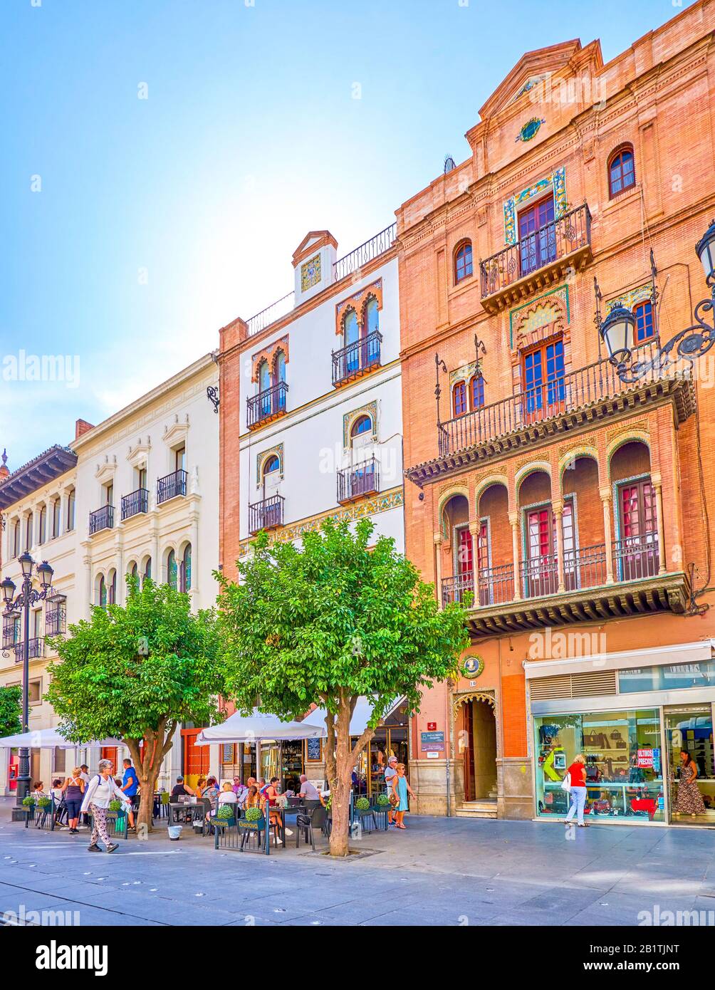 Siviglia, SPAGNA - 1 OTTOBRE 2019: Avenida de la Constitucion è la via principale della città vecchia con molti caffè e ristoranti turistici Foto Stock