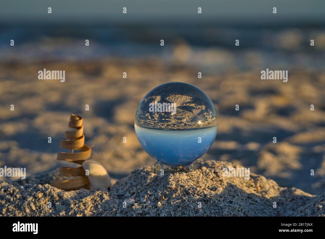 Primo piano di una palla di vetro e spirale decorativa in legno sulla spiaggia di Sanibel Island Foto Stock