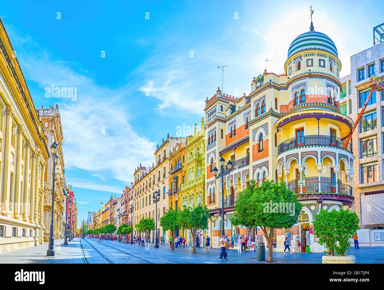 Siviglia, SPAGNA - 1 OTTOBRE 2019: Le incredibili dimore storiche lungo Avenida de la Constitucion con la sua perla, l'edificio de la Adriatica, su Oc Foto Stock