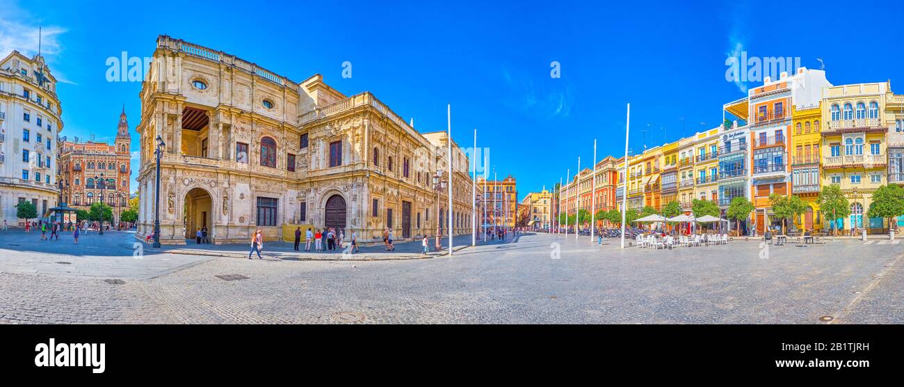 Siviglia, SPAGNA - 1 OTTOBRE 2019: La grande Plaza de San Francisco è la piazza principale del periodo medievale, oggi è un bel luogo di svago per lo spendin Foto Stock