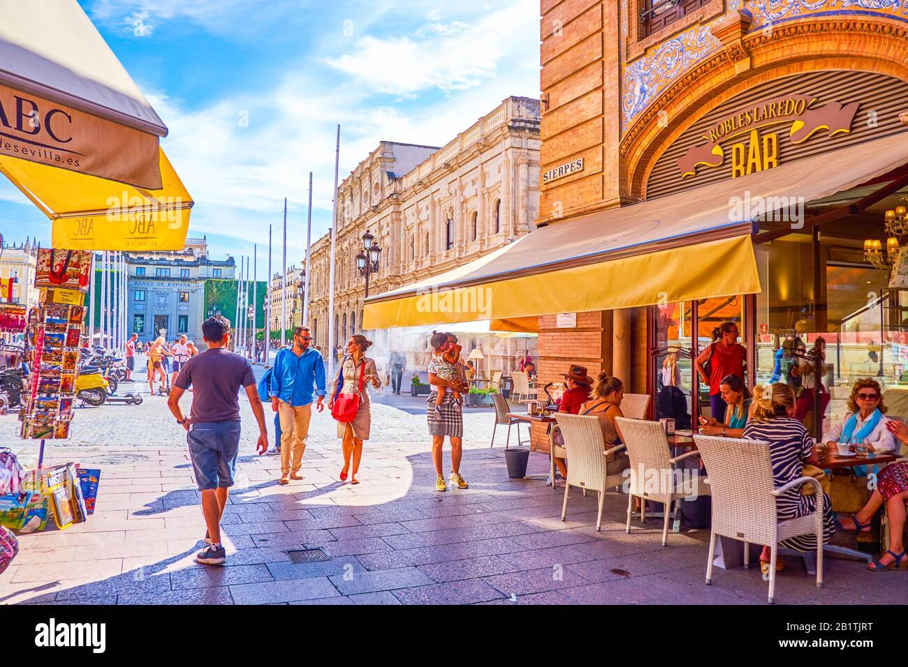 Siviglia, SPAGNA - 1 OTTOBRE 2019: L'elegante terrazza all'aperto del ristorante locale, situato in una strada stretta, vanta una splendida vista su Plaza de San Fran Foto Stock