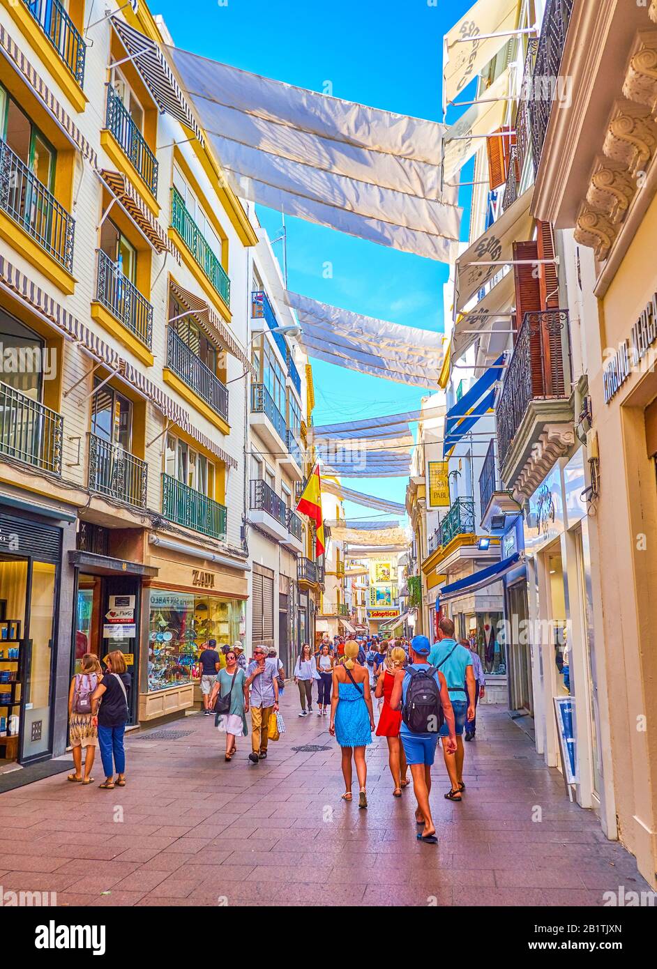 Siviglia, SPAGNA - 1 OTTOBRE 2019: La lunga Calle Sierpes nella città vecchia con i negozi turistici e le boutique popolari con i marchi spagnoli e internazionali, o Foto Stock