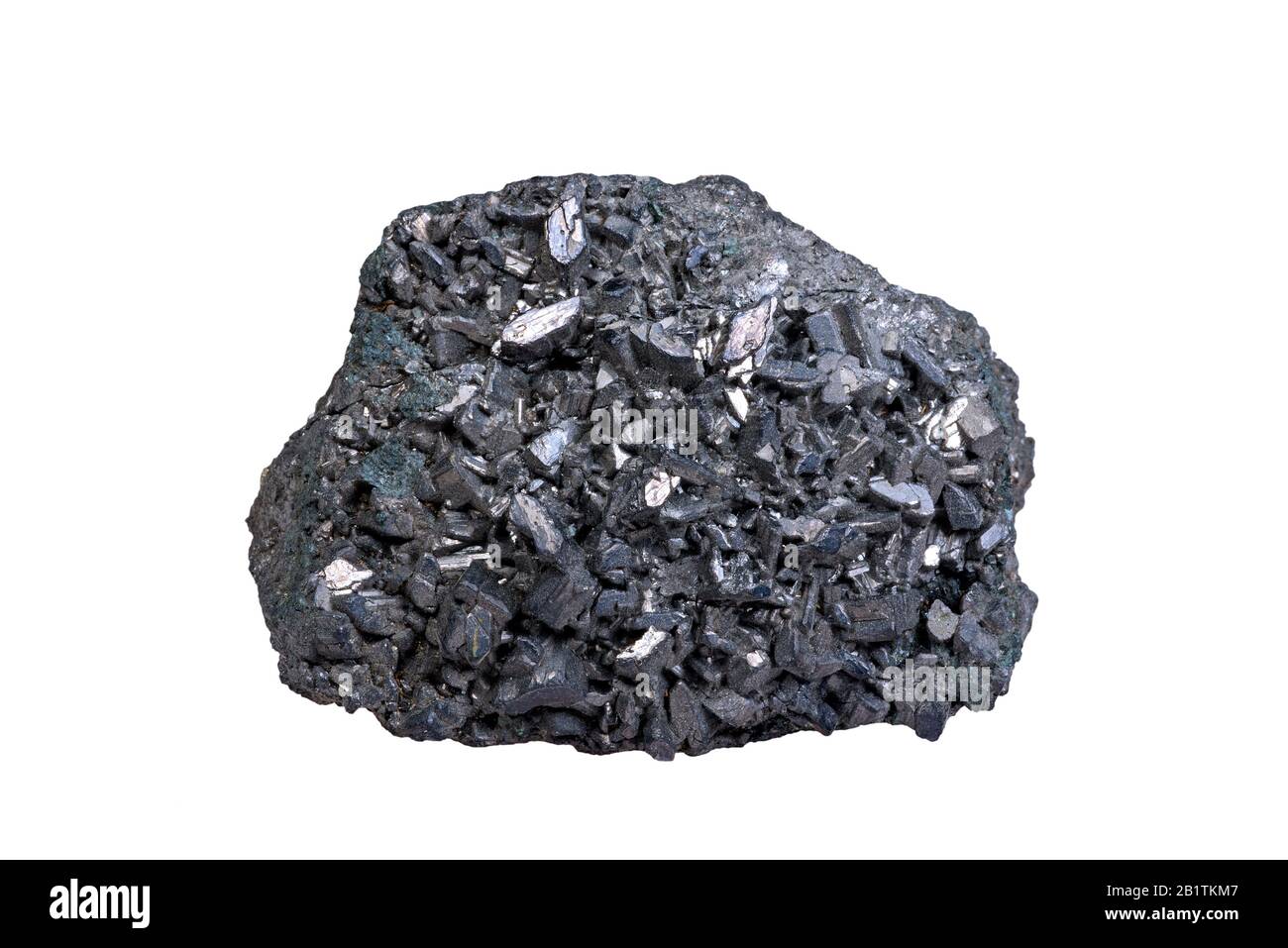 Corindone, forma cristallina di ossido di alluminio contenente tracce di ferro, titanio, vanadio e cromo, presenti a Mysore, India su sfondo bianco Foto Stock