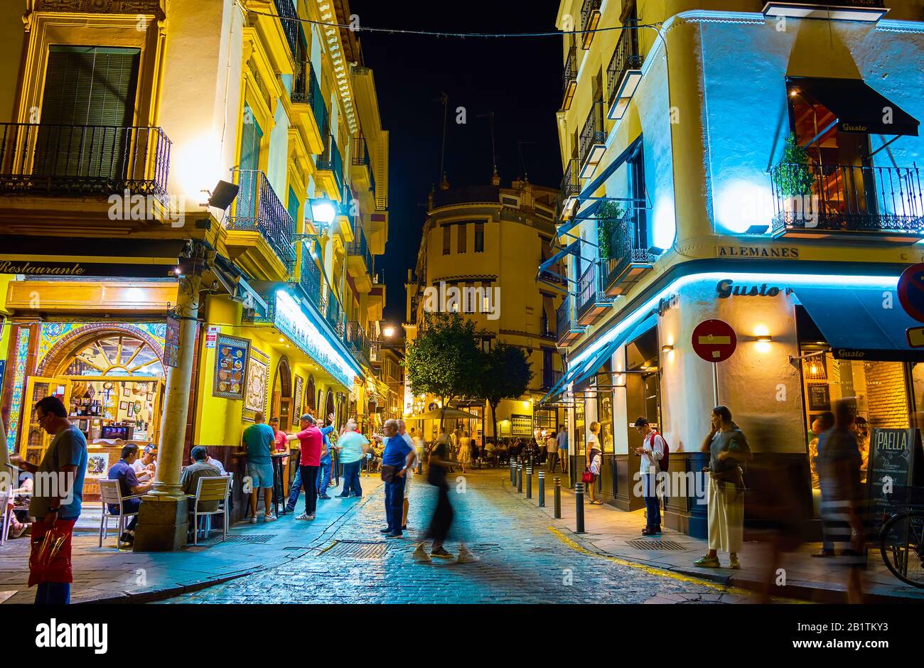 Siviglia, SPAGNA - 1 OTTOBRE 2019: La notte è un momento molto affollato, i turisti e la gente del posto camminano per le strade e caffè e ristoranti diventano pieni, sopra Foto Stock