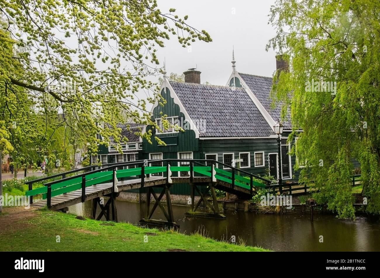 Tradizionali case da pesca in legno, canale e ponte, Olanda del Nord, Paesi Bassi. Vista sulla strada e tradizionale ponte olandese in legno nella pesca Foto Stock