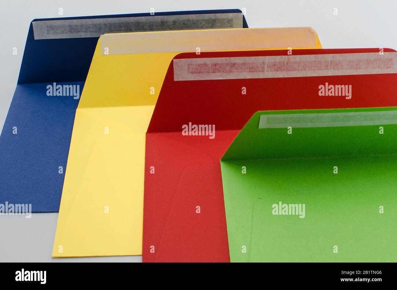 Buste di carta con colori diversi. Buste di colori diversi. Lettere aperte. Corrispondenza. Post-assistenza. Rettangolo rosso, verde, blu e giallo envel Foto Stock