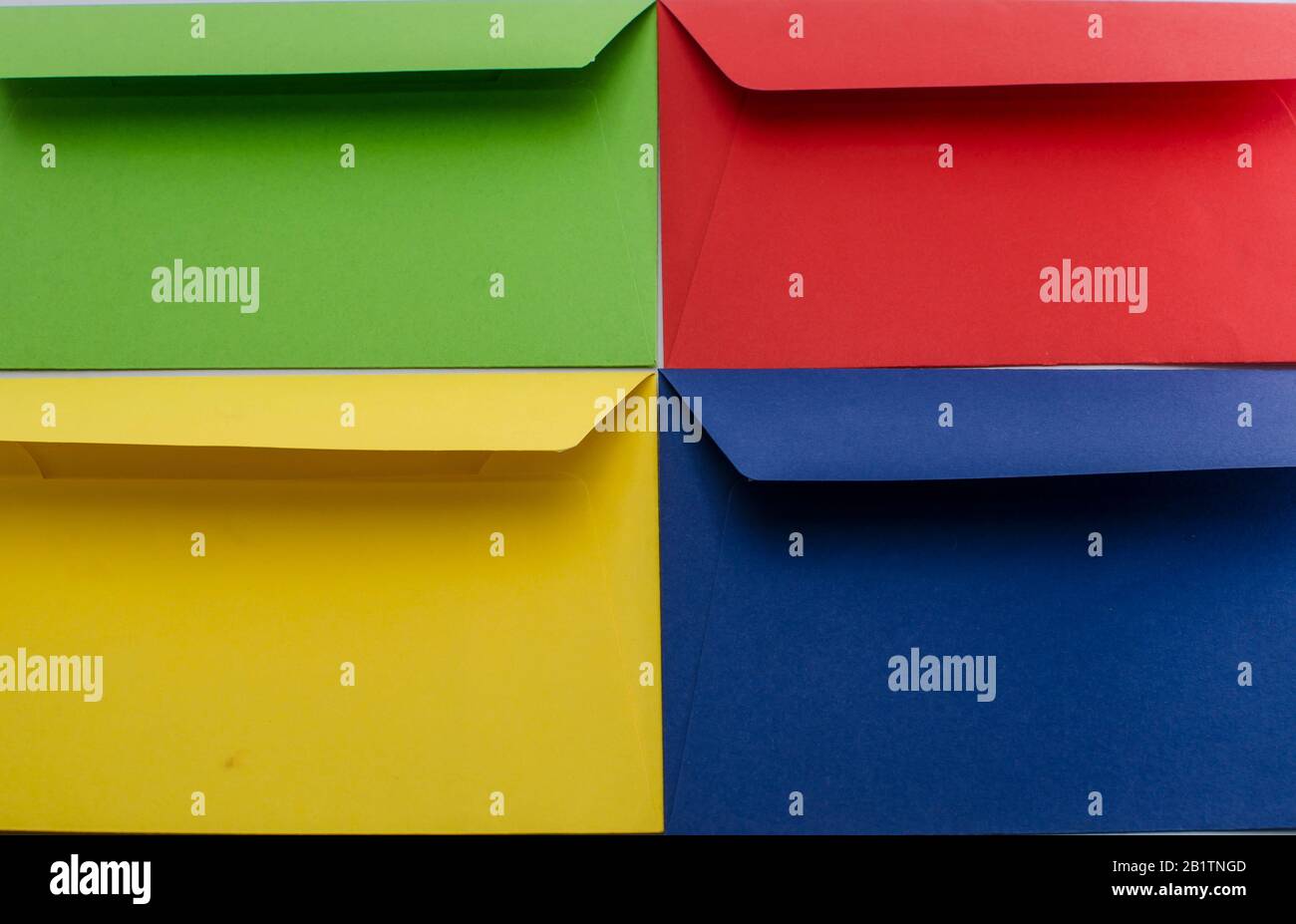 Buste di carta con colori diversi. Buste di colori diversi. Lettere aperte. Corrispondenza. Post-assistenza. Rettangolo rosso, verde, blu e giallo envel Foto Stock