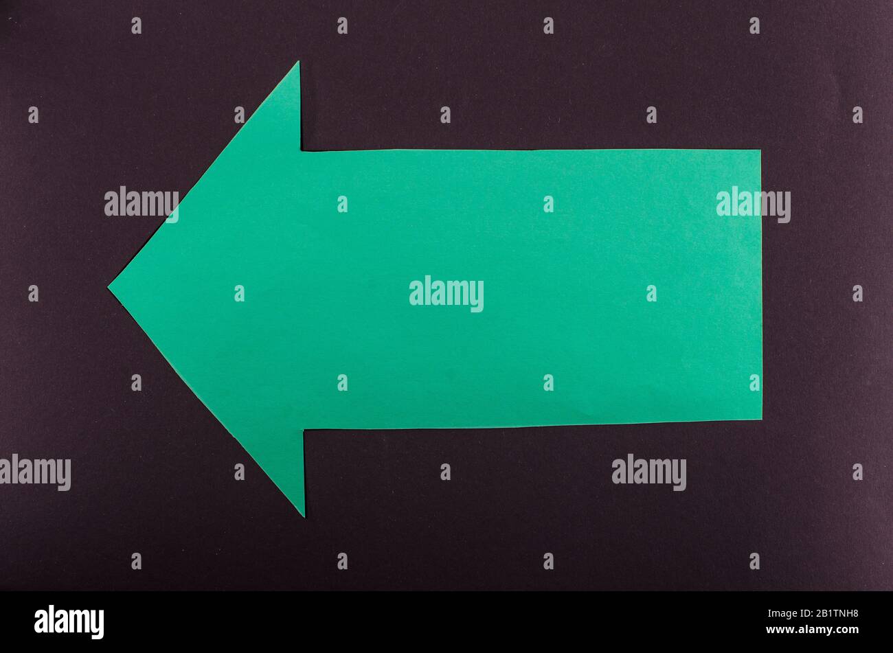 Freccia verde sinistra destra carta vuota con spazio per il testo su sfondo nero. Concetto di vantaggi, ecologia Foto Stock
