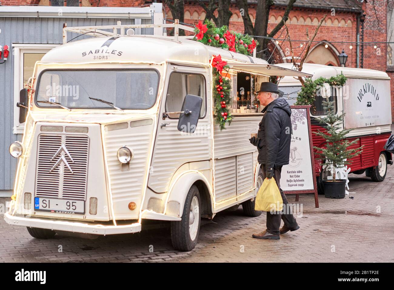 Riga, Lettonia - 08 Dicembre 2019. Mercatino di Natale in Piazza Duomo, nella Città Vecchia. Le persone che acquistano souvenir tradizionali in un mercato europeo di Natale Foto Stock