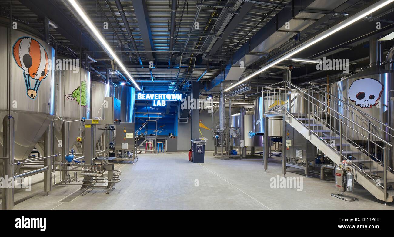 Serbatoi di stoccaggio della birra del birrificio locale Beavertown. Il New Tottenham Hotspur Stadium, Londra, Regno Unito. Architetto: Popoloso, 2019. Foto Stock