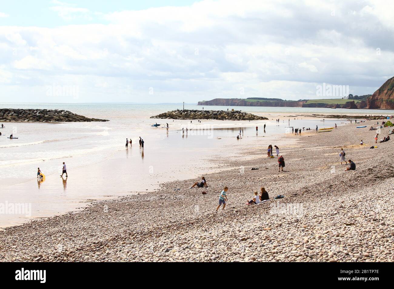 Staycation Regno Unito. Scena di spiaggia a Sidmouth, Devon, Inghilterra. Le persone che godono del buon tempo nel sud-ovest dell'Inghilterra che hanno deciso di ridurre la loro impronta Di Carbonio non viaggiando verso destinazioni lontane. Sidmouth è una piccola città costiera situata sulla costa giurassica. Gran parte della città è stata designata come area protetta e la costa giurassica è un sito patrimonio mondiale. Foto Stock