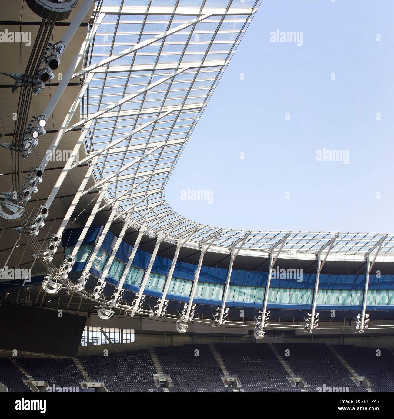 Struttura in acciaio tetto del tetto dello stadio. Il New Tottenham Hotspur  Stadium, Londra, Regno Unito. Architetto: Popoloso, 2019 Foto stock - Alamy