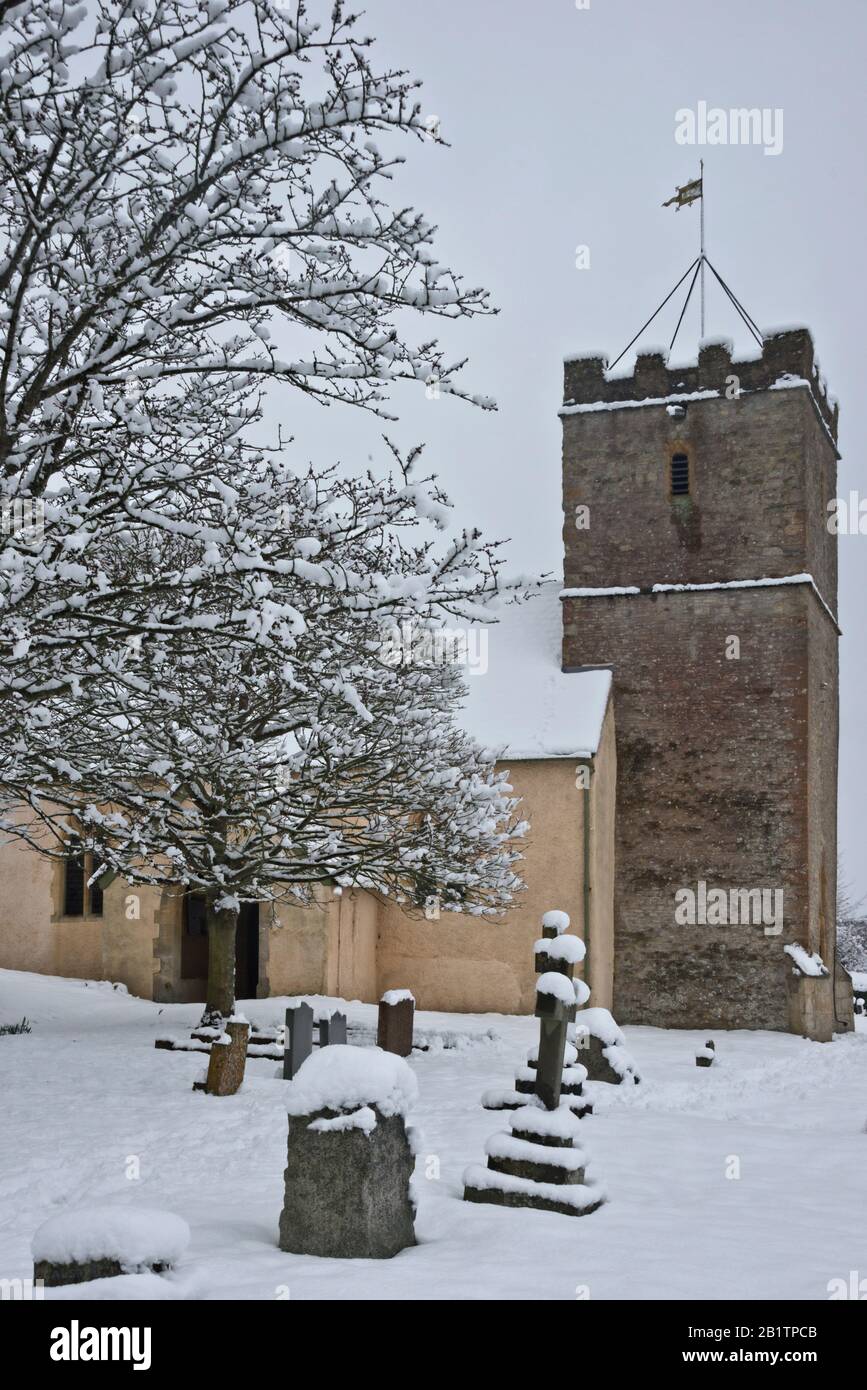 La 13c Village Church of St Mary a Stoke St Mary nei pressi di Taunton, Somerset, Inghilterra, Regno Unito, dopo una pesante nevicata. Foto Stock