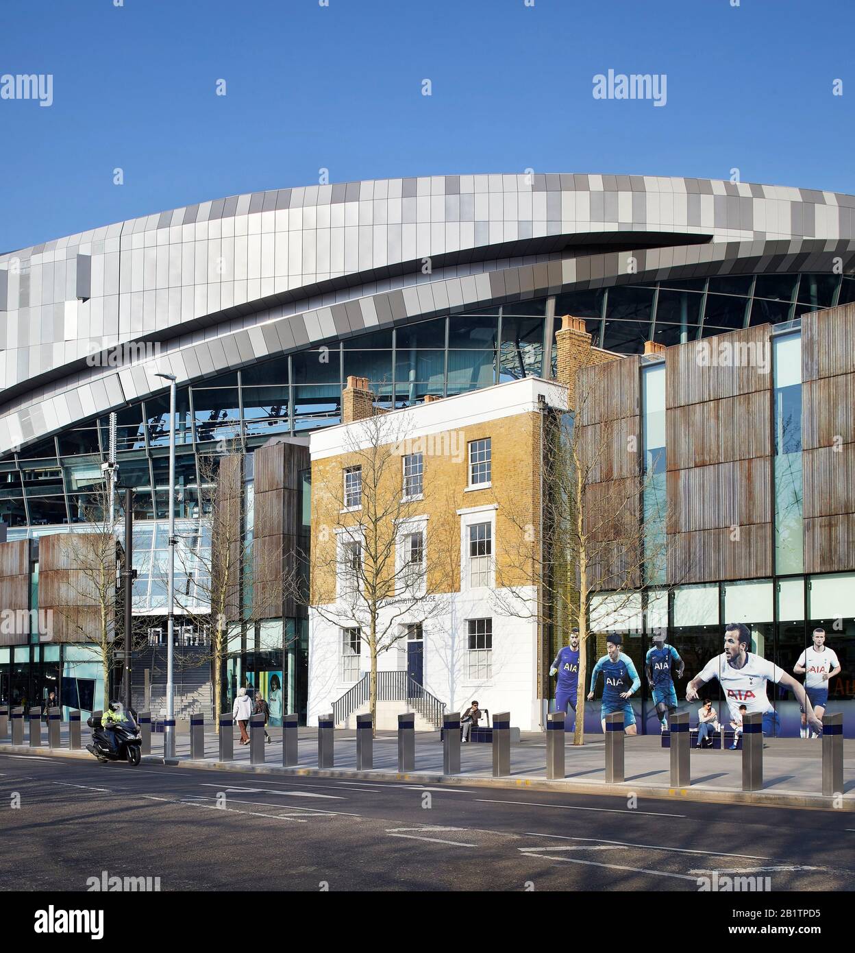 Centro visitatori e Warmington House elencati in giustapposizione allo stadio. Il New Tottenham Hotspur Stadium, Londra, Regno Unito. Architetto: Populou Foto Stock
