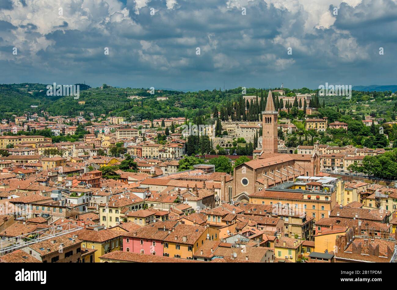 Vista sui tetti rossi di Verona. Vista dall'alto o dal centro storico di Verona. Foto Stock