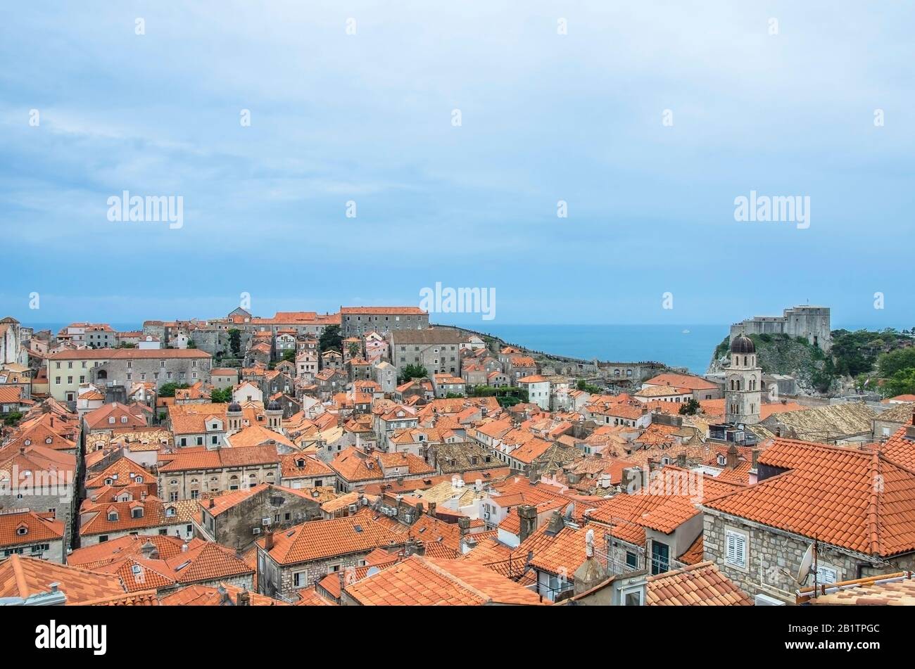 Vista sui tetti rossi e sul mare blu dalle mura della città di Dubrovnik, Dubrovnik, Croazia. Vista dall'alto del centro storico Foto Stock